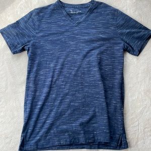 Under Armor XL V-Neck Tee